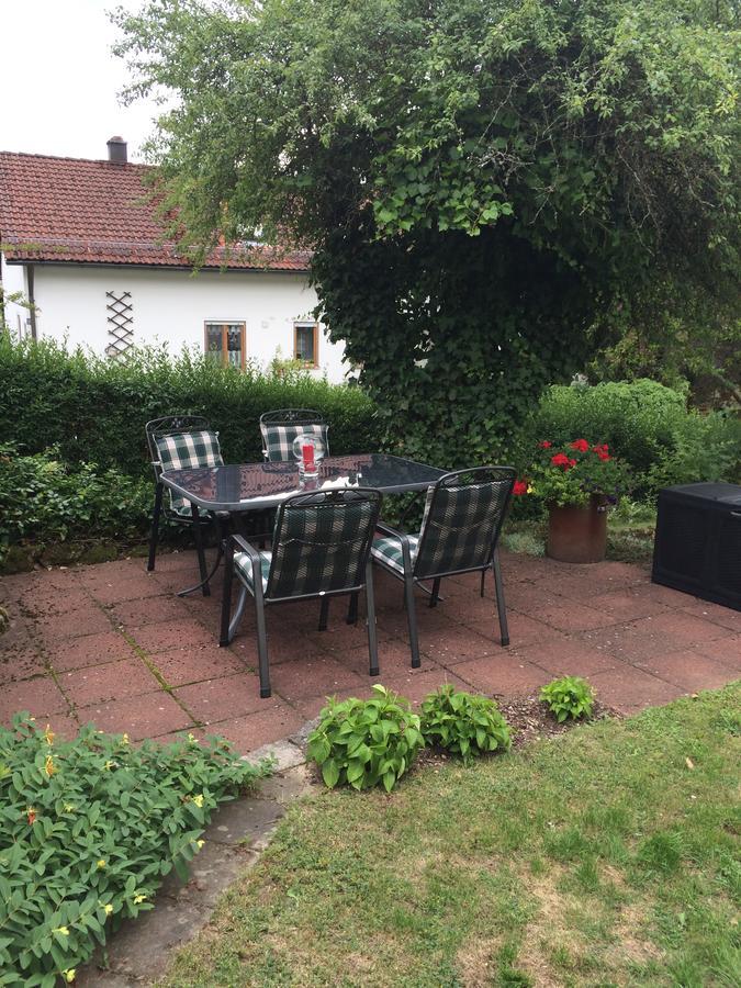Ferienwohnung Im Gruenen Illschwang Exterior foto